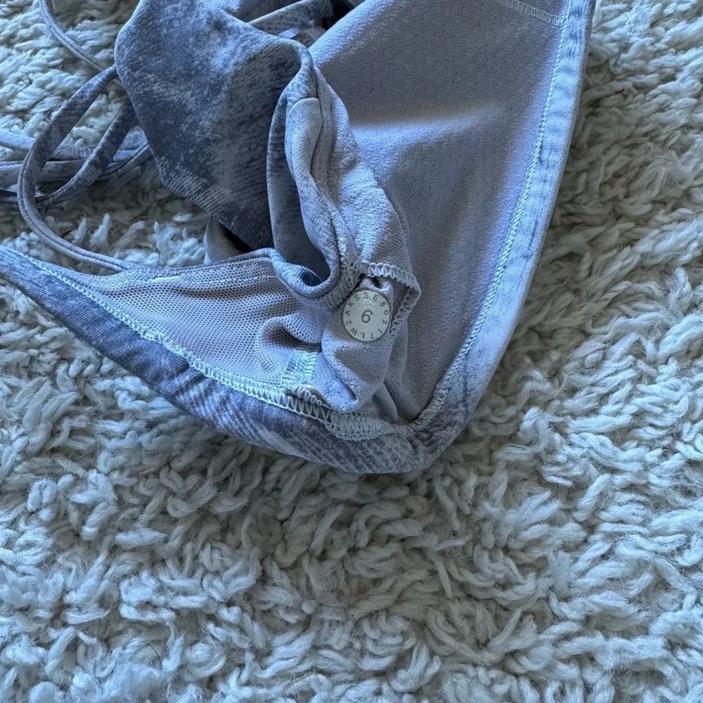 Lululemon 6 Free to Be Zen Bra Grey White Strappy